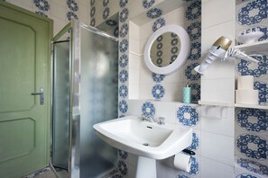 Douche, bidet, serviettes fournies