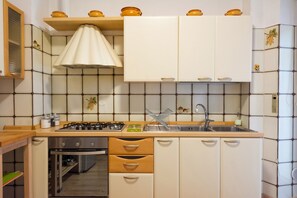 Stovetop, electric kettle, cookware/dishes/utensils