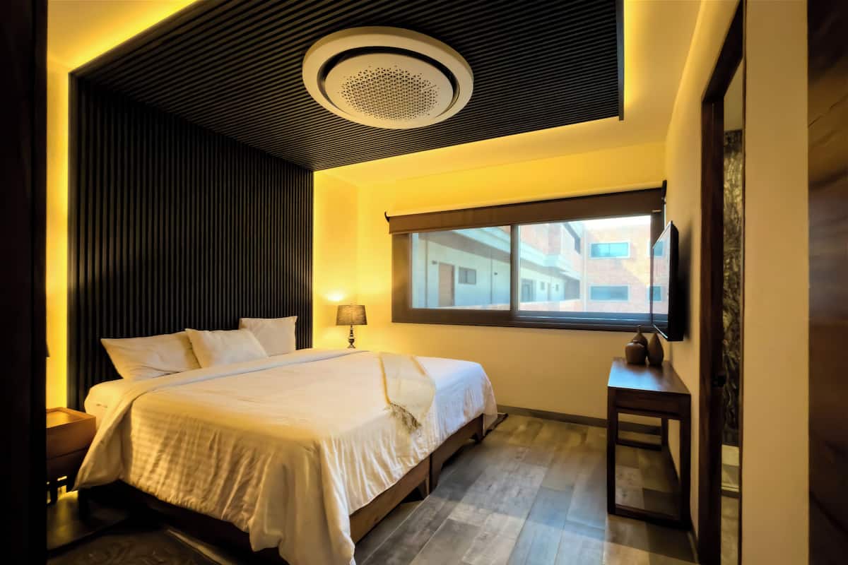 Deluxe Studio Suite | In-room safe, blackout curtains, iron/ironing board, free WiFi
