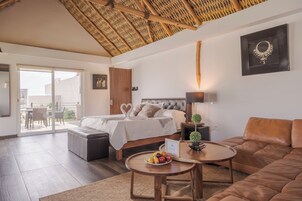 Panoramic Cabin, Lake View | Egyptian cotton sheets, premium bedding, in-room safe, blackout drapes