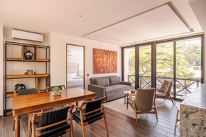 Suite estudio de lujo | Zona de estar | Smart TV de 55 pulgadas con canales digitales, Netflix