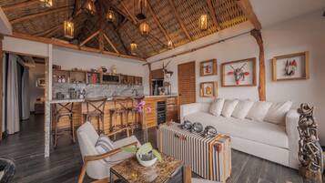 Cabaña de lujo, vista al lago | Cocina privada | Cafetera de espresso y utensilios de cocina