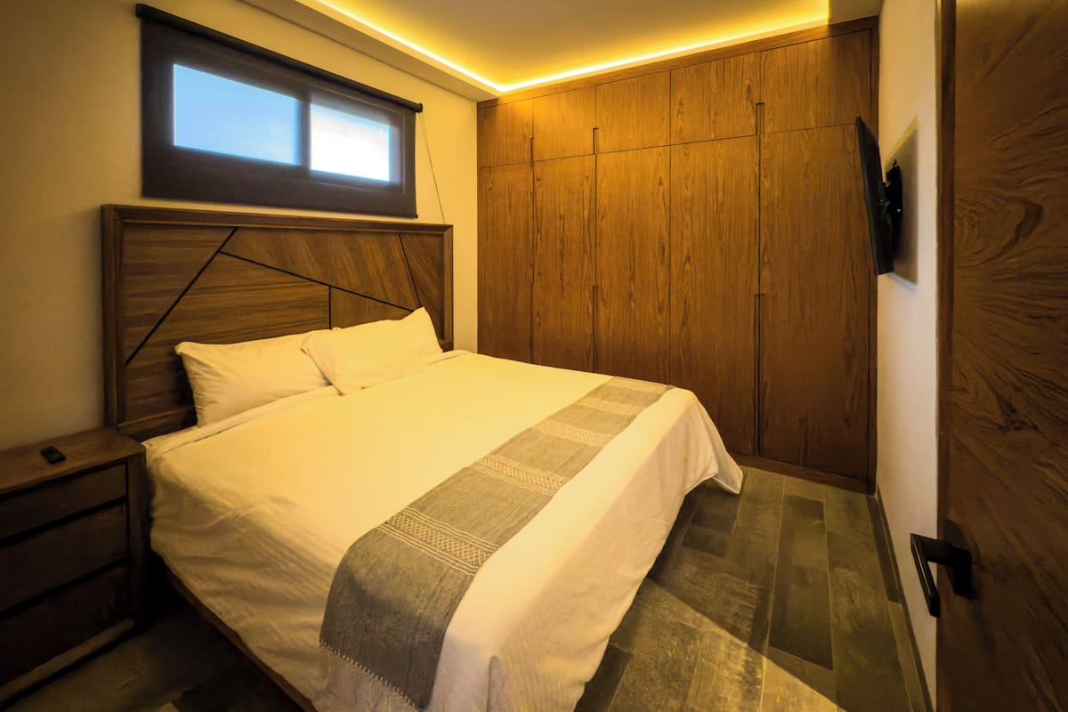 Luxury Studio | In-room safe, blackout curtains, iron/ironing board, free WiFi