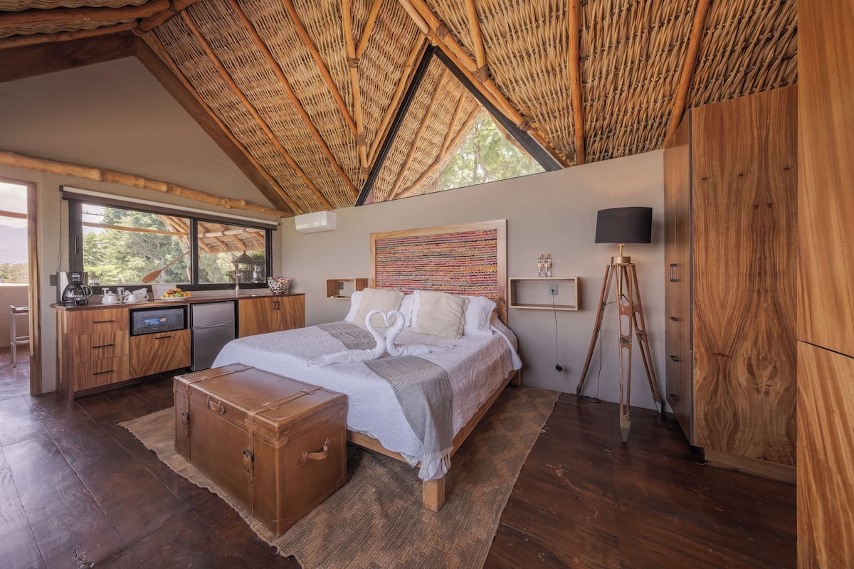 Deluxe Studio Suite | Egyptian cotton sheets, premium bedding, down duvets, in-room safe