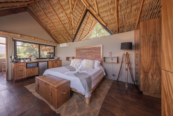 Deluxe Studio Suite | Egyptian cotton sheets, premium bedding, in-room safe, blackout curtains - Nimue Marina Residence & Hotel Boutique (Ajijic)