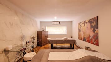Couples treatment room(s), deep-tissue massages, Swedish massages