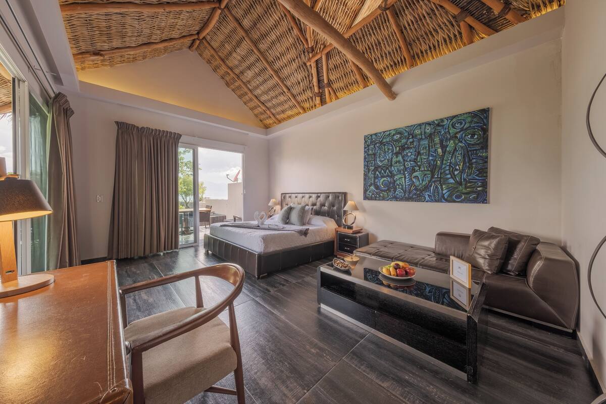 Romantic Cabin | In-room safe, blackout curtains, iron/ironing board, free WiFi