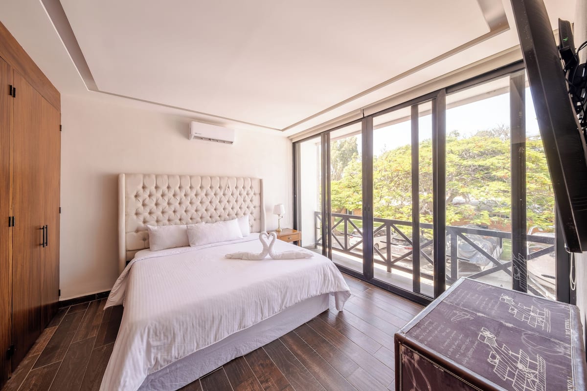 Luxury Studio Suite | Egyptian cotton sheets, premium bedding, down duvets, in-room safe