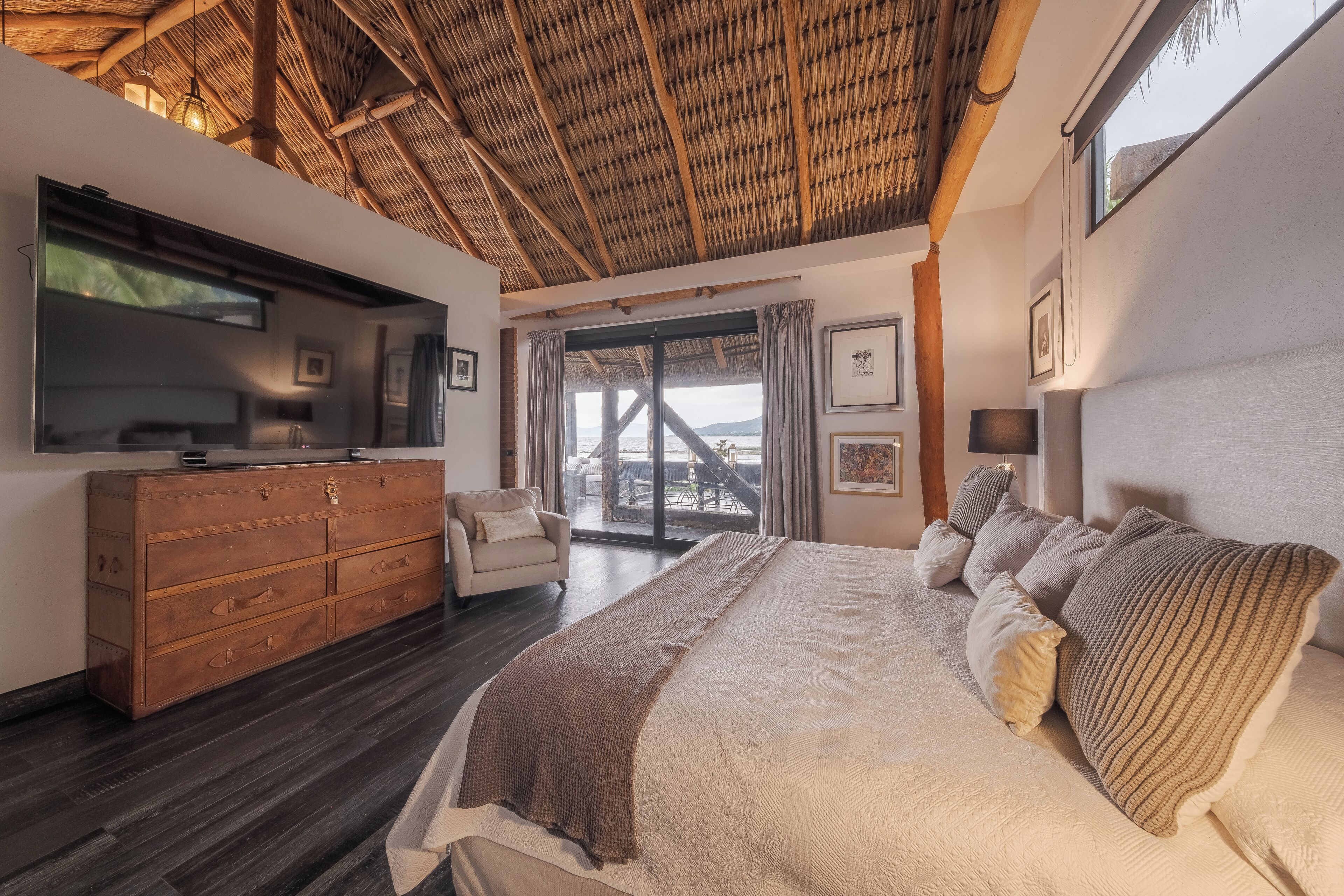 Luxury Cabin, Lake View | Egyptian cotton sheets, premium bedding, in-room safe, blackout curtains