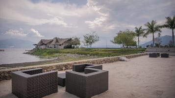 En privat strand, hvidt sand, liggestole, parasoller
