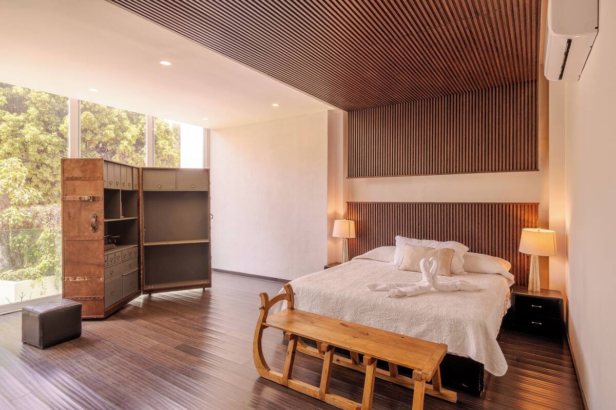 Luxury Cottage | In-room safe, blackout curtains, iron/ironing board, free WiFi