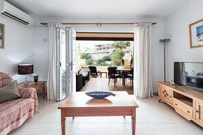 TV, DVD-spiller og stereoanlegg