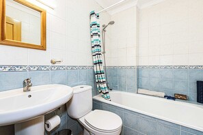 Ein Badezimmer mit Waschbecken, Toilette und Badewanne.