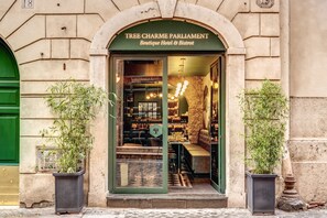 Property entrance - Tree Charme Parliament Boutique Hotel (Rome)