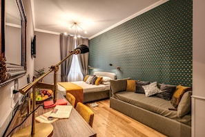 Minibar, safe på rommet, skrivebord og blendingsgardiner