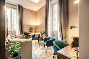 Minibar, coffres-forts dans les chambres, bureau, rideaux occultants