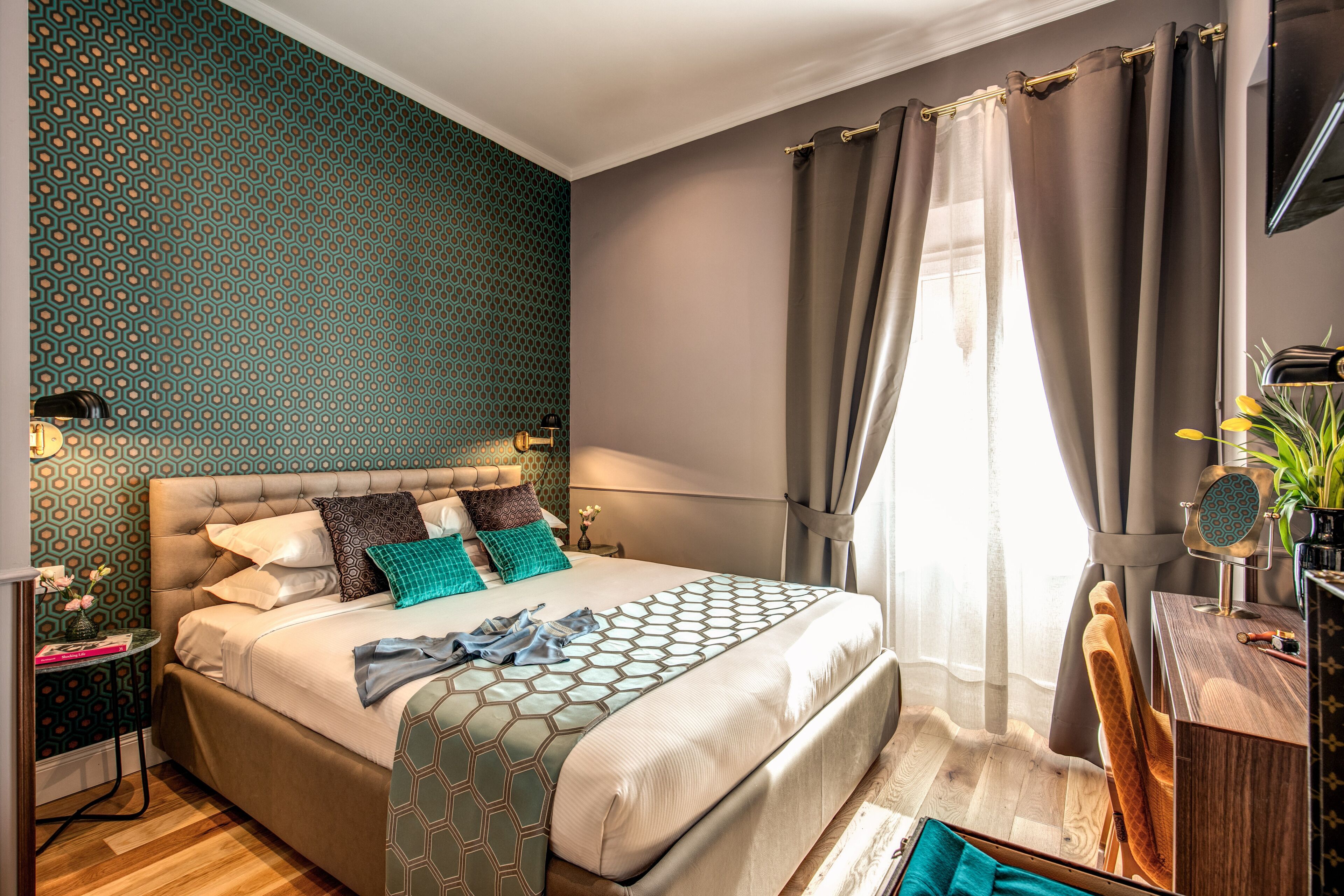 Habitación Deluxe doble | Minibar, caja fuerte, escritorio y cortinas opacas