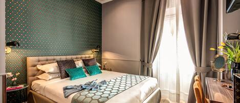 Habitación Deluxe doble | Minibar, caja fuerte, escritorio y cortinas opacas