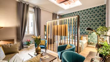 Minibar, coffres-forts dans les chambres, bureau, rideaux occultants