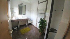 Secadora de cabello, toallas, jabón, papel de baño 