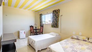 Quarto triplo, várias camas | Wi-Fi de cortesia, roupa de cama