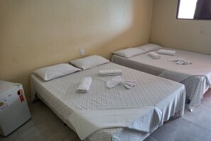 쿼드룸 | 무료 WiFi, 침대 시트