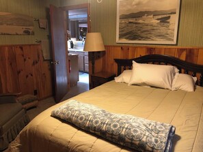 3 bedrooms, desk, iron/ironing board, travel cot - Chalet on Private Alderbrook Lake (Bolton)