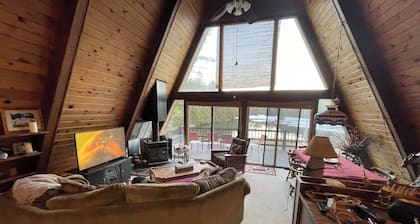 Adirondack Chalet mit Blick auf den privaten Alderbrook Lake