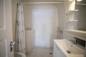 Standard Studio, Sea View (Heaven) | Bathroom | Shower, free toiletries, hair dryer, towels - Santorini Folia Bianca (Santorini)