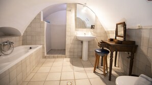 Ein Badezimmer mit Badewanne, Waschbecken und Spiegel.