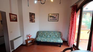 Traditional Apartment, 1 Bedroom | Living room | Flat-screen TV