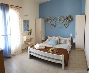 In-room safe, soundproofing, free WiFi, bed sheets - Maistrali Studios (Skiathos)
