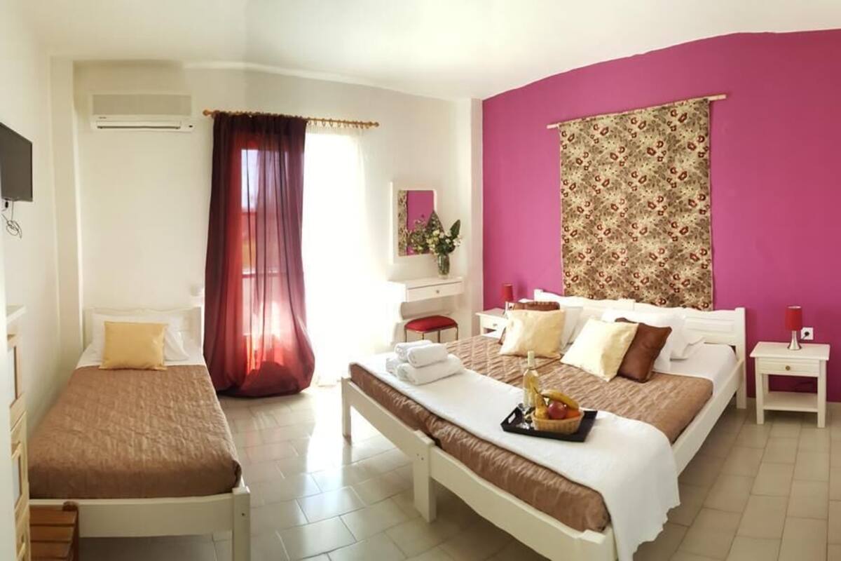 In-room safe, soundproofing, free WiFi, bed sheets
