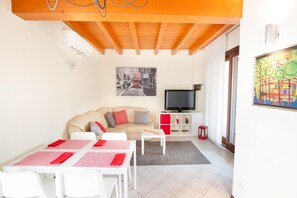 Living area - Two bedroom apartment on split levels (Peschiera del Garda)
