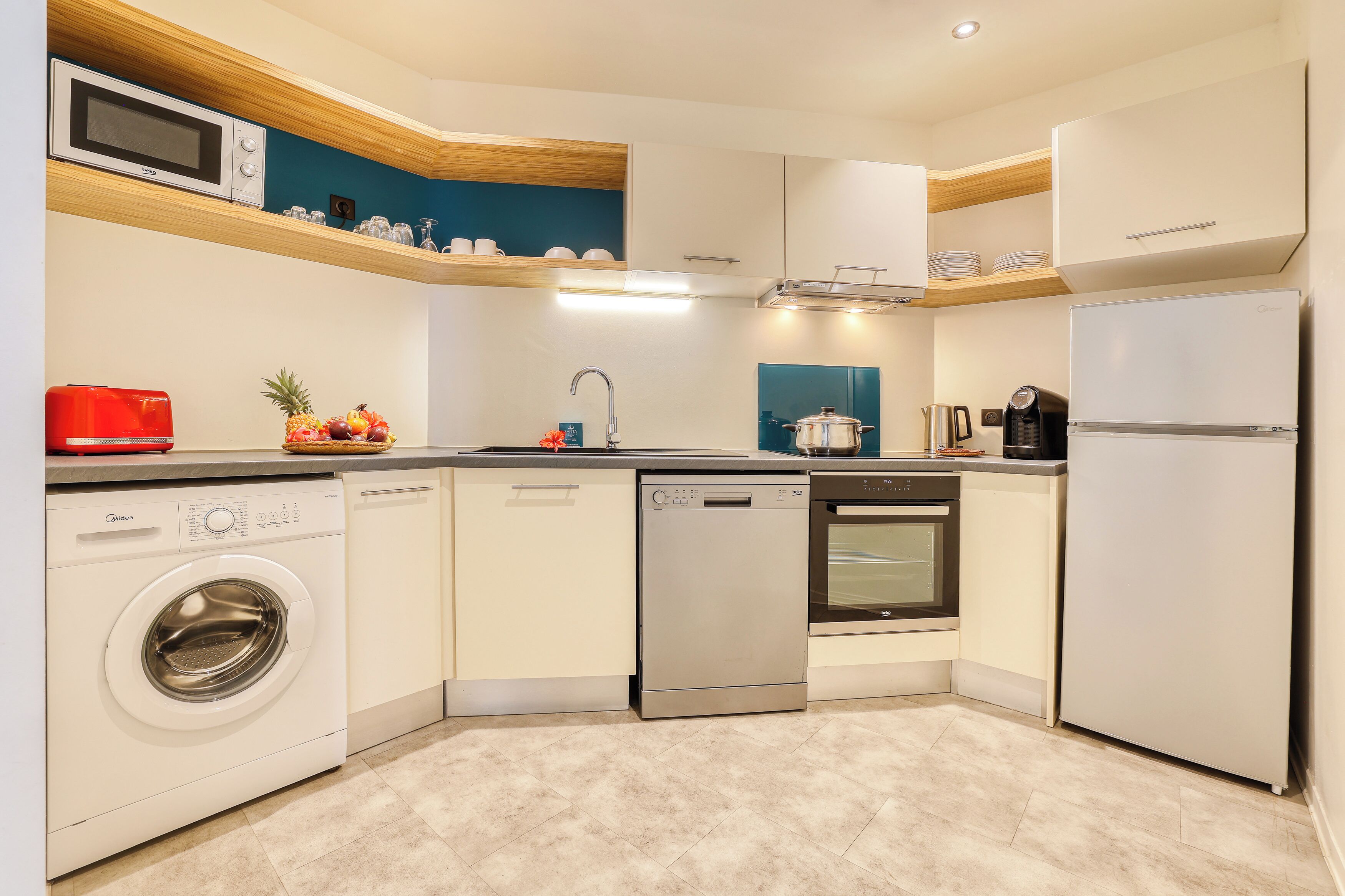 Appartement, 2 chambres, vue mer (T3) | Cuisine privée | Grand réfrigérateur, micro-ondes, four, plaque de cuisson