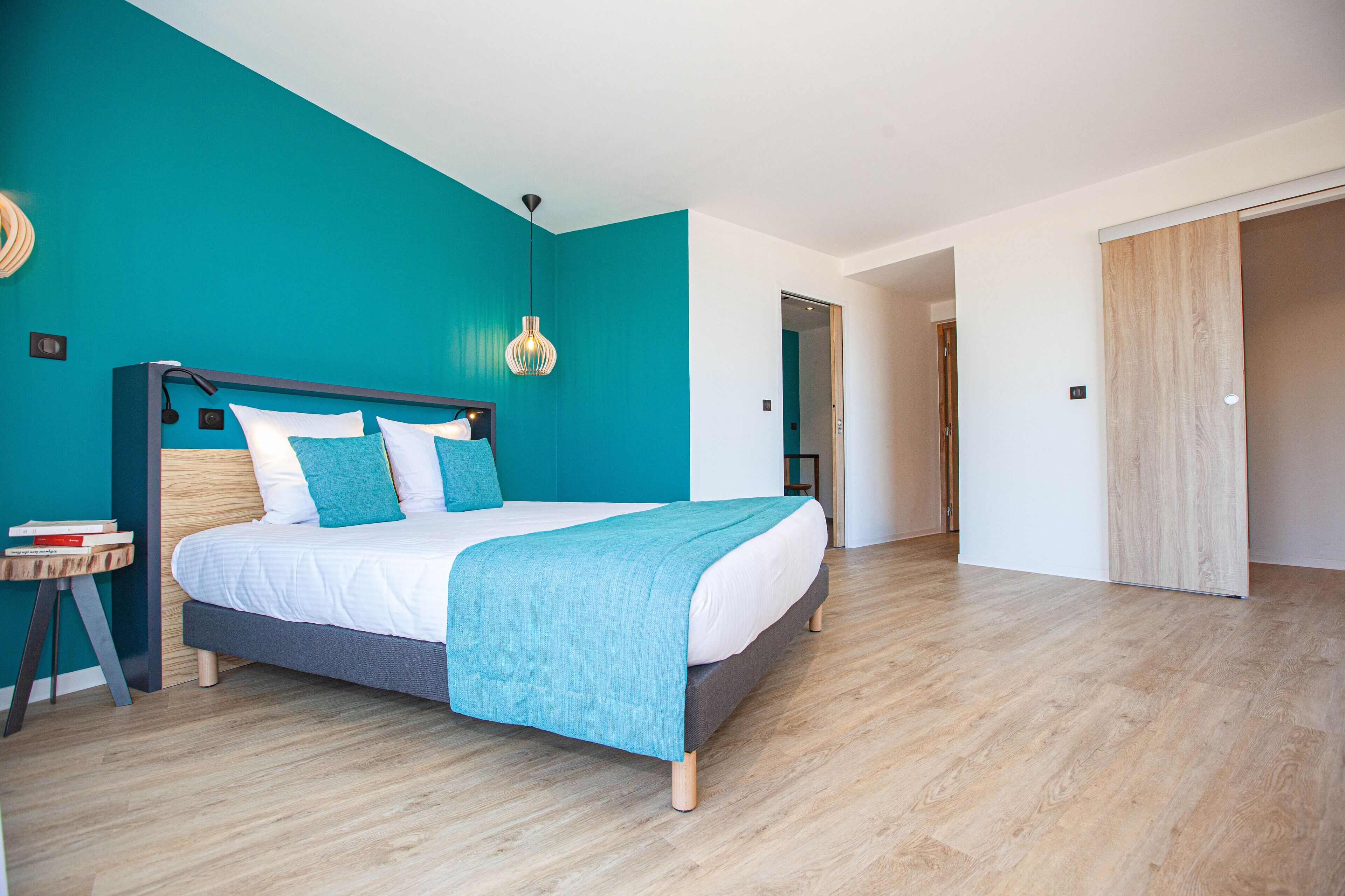 Una camera da letto moderna con un letto, un comodino e una porta.