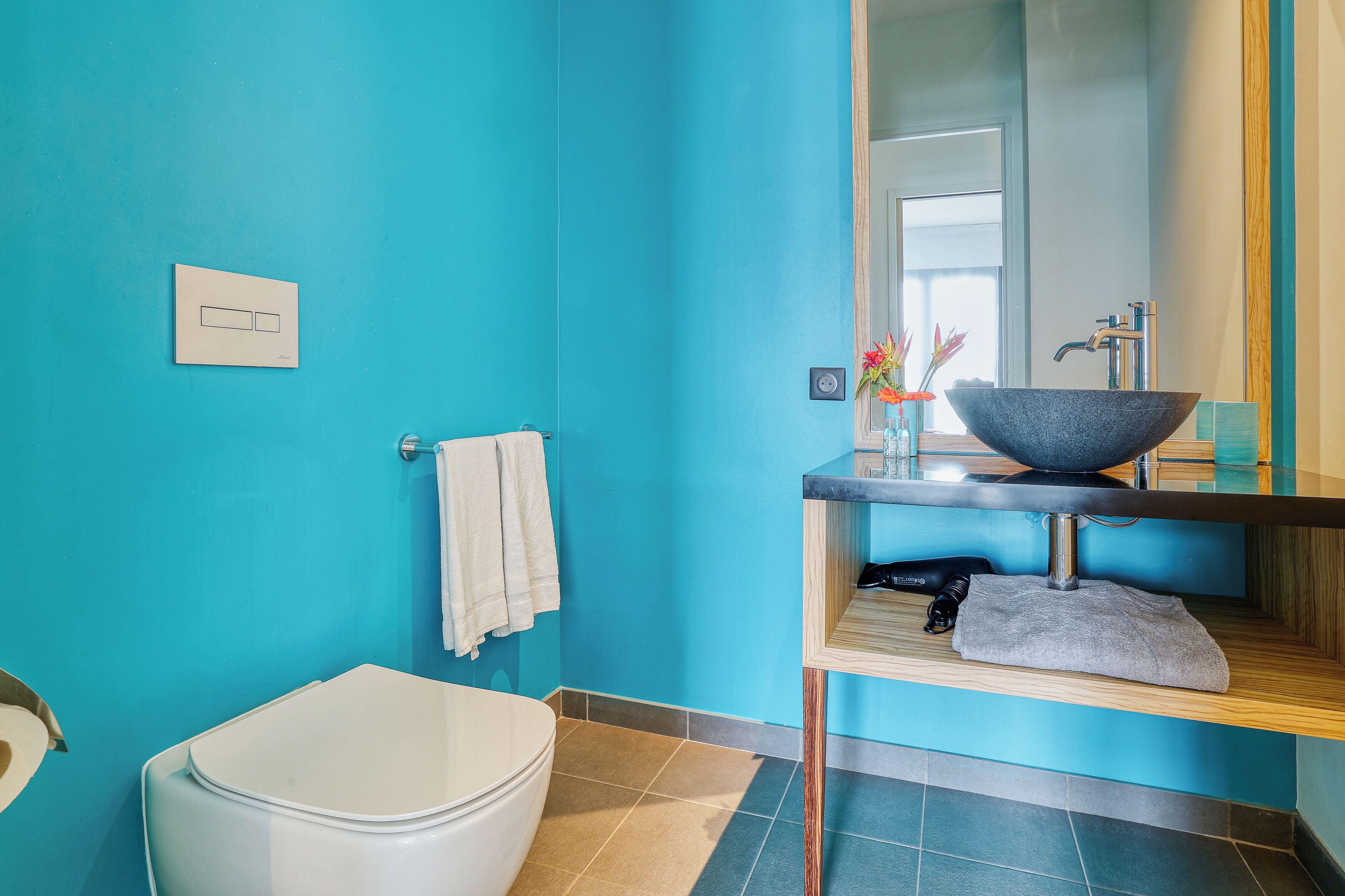 Shower, rainfall showerhead, free toiletries