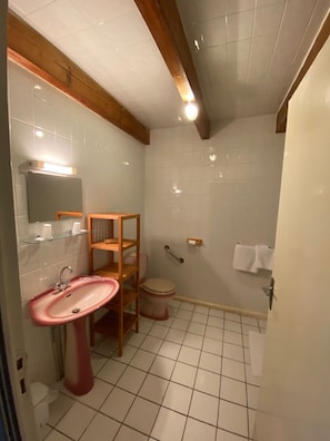 Double or Twin Room | Bathroom