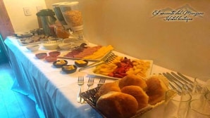 Une table de buffet avec divers plats et ustensiles.