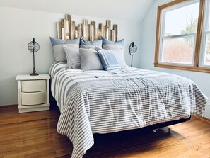 4 habitaciones, escritorio y tabla de planchar con plancha 