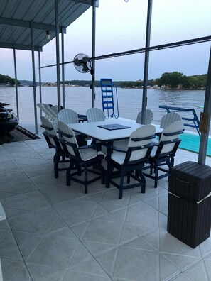 屋外ダイニングエリア