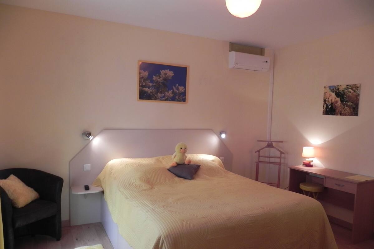 Habitación cuádruple (Mimosa) | Decoración personalizada y muebles diferentes