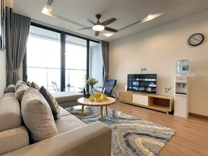 Apartment, 3 Bedrooms | Individually decorated, individually furnished, desk, laptop workspace