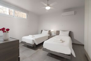 خزنة داخل الغرفة وبديكورات فريدة لكل غرفة وطراز فريد لكل وحدة