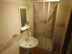 Shower, free toiletries, bidet, towels - Casa Bellodi Novi di Modena (Novi di Modena)