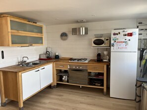 Jääkaappi, mikroaaltouuni, uuni, astianpesukone