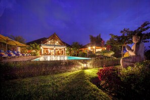 Outdoor pool, sun loungers - ☀Sunset☀ Beachfront Dreamvilla Lovina with pool (Lovina)