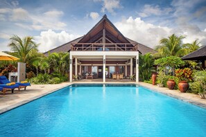 Outdoor pool, sun loungers - ☀Sunset☀ Beachfront Dreamvilla Lovina with pool (Lovina)