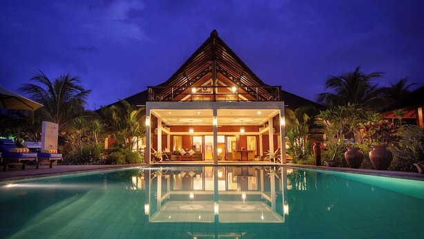 A resort with a swimming pool, a covered outdoor area, and palm trees. - ☀Sunset☀ Beachfront Dreamvilla Lovina with pool (Lovina)