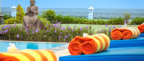 Piscine extérieure, chaises longues